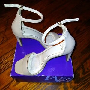 Chelsea Moreland beige heels size 8 women's